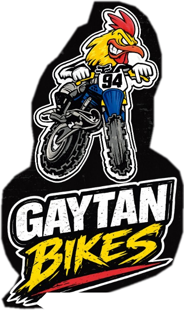 Logotipo original de GAYTAN BIKES, un gallo conduciendo una motocicleta con el número 94, y el nombre de la marca
